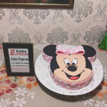 Cute Minnie Mouse Face Fondant Cake